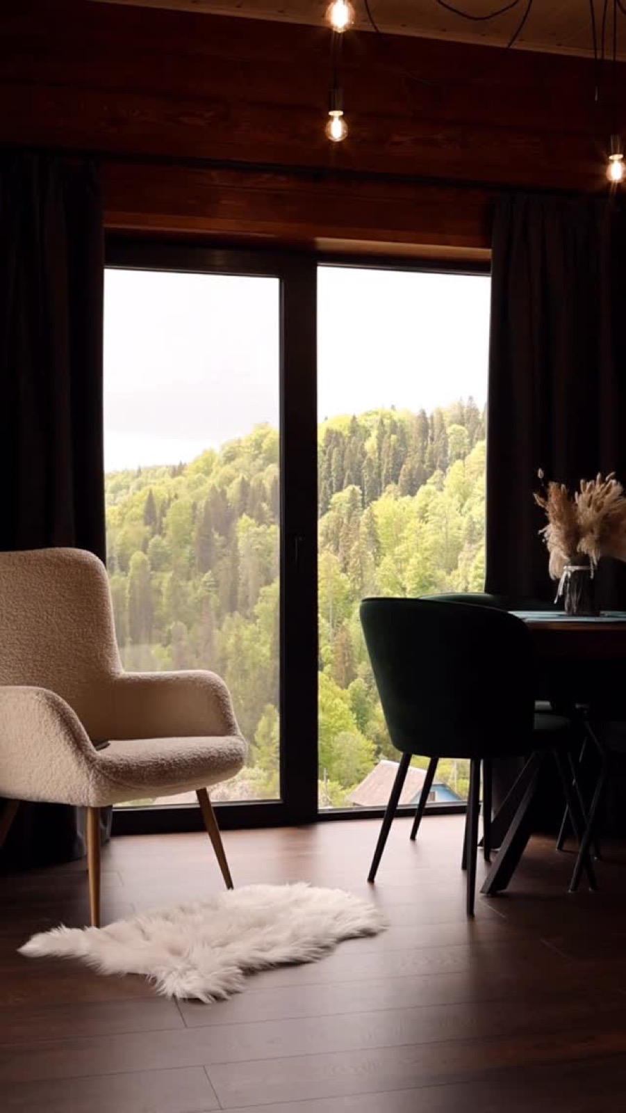 Вітальня Cottage 2 з великими вікнами